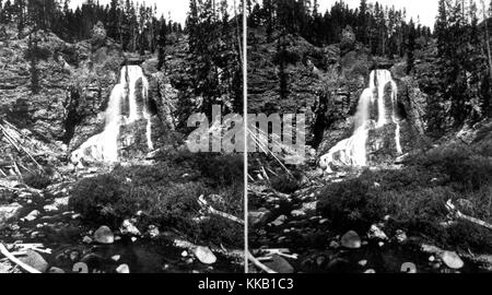 Stéréophotogramme près du bas de Crystal Falls Cascade Creek, sur le parc national de Yellowstone, Wyoming. Image courtoisie USGS. 1871. Banque D'Images