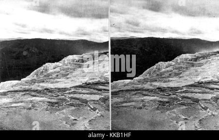 Stéréophotogramme de hot springs, sur la rivière Gardner dans les bassins supérieurs du Parc National de Yellowstone, Wyoming. Image courtoisie USGS. 1871. Banque D'Images