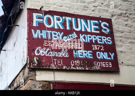 Panneau pour fortunes cured kipper magasin à Whitby, North Yorkshire, Angleterre, Royaume-Uni Banque D'Images