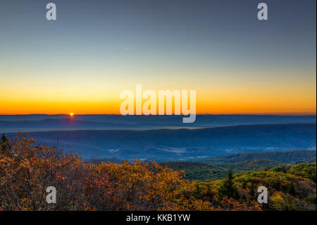 Matin lever du soleil sombre avec sky et jaune d'automne orange feuillage en mottes de Dolly, l'ours des roches, Virginie de l'ouest avec vue sur la vallée de Banque D'Images