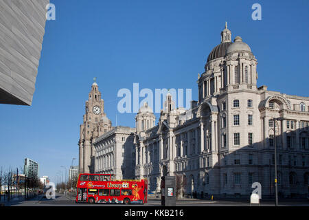 Bus touristique par les trois Graces Liverpool waterfront [mur de musée de Liverpool à gauche] Banque D'Images