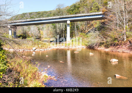 Williams river à l'automne, avec des pierres, pont et Highland Scenic Highway Road en Virginie de l'ouest de la forêt nationale de Monongahela Banque D'Images
