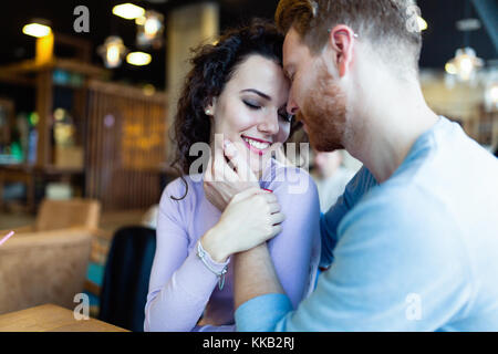 Jeune couple sur date in coffee shop Banque D'Images