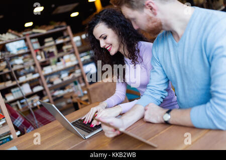 Les élèves apprennent ensemble attrayant in coffee shop Banque D'Images