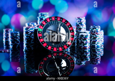 Thème casino contraste élevé. image de la roulette de casino, jeu de poker, jeu de dés, des jetons de poker sur une table de jeu, toutes les couleurs sur fond flou. Banque D'Images