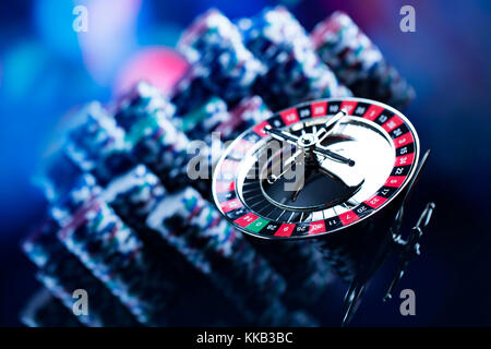 Thème casino contraste élevé. image de la roulette de casino, jeu de poker, jeu de dés, des jetons de poker sur une table de jeu, toutes les couleurs sur fond flou. Banque D'Images