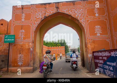 Jaipur, Inde - le 19 septembre 2017 : personnes non identifiées dans le passage des motos des portes d'entrée de la ville en Inde, Rajasthan, Jaipur Banque D'Images