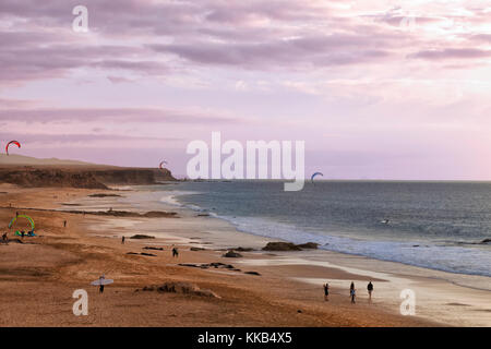 El Cotillo, Fuerteventura, Iles Canaries, Espagne, plage de sable fin au coucher du soleil, avec le kite surf, à quelques personnes . Banque D'Images
