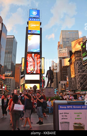 Times Square, les théâtres de Broadway avec led et d'animation, est un symbole de la ville de New York et les États-Unis, 07 août 2013 à Manhattan Banque D'Images