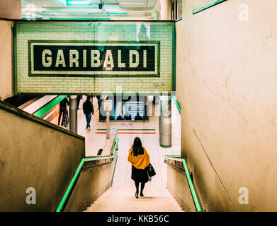 Milan, Italie - 29 nov 2017 : l'intérieur de la station de métro Porta Garibaldi (m2), italien femme en hauts talons en descendant les escaliers vers la plate-forme Banque D'Images