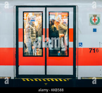 Milan, Italie - 29 nov 2017 : l'intérieur d'un train bondé à la station de métro Cadorna (m1) Banque D'Images