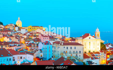 Des toits de la vieille ville de Lisbonne portugal au crépuscule. Banque D'Images