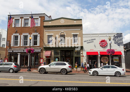 Ligne typique de boutiques sur M St NW dans quartier historique de Georgetown, Washington DC, United States. Banque D'Images