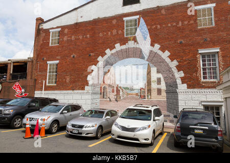 Une belle fresque sur un mur de brique d'un parking dans le quartier historique de Georgetown, Washington DC, United States. Banque D'Images