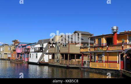VICTORIA CANADA Port intérieur de Victoria, Fisherman Wharf. Quartier résidentiel avec maisons flottantes, bateaux, jetées, magasins et restaurants. Banque D'Images