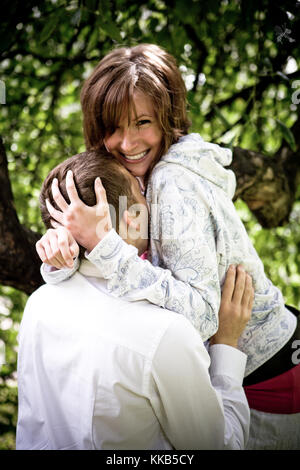 Happy young couple mutuellement dans park Banque D'Images