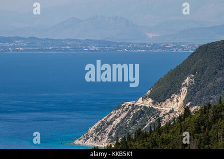 L'île de Lefkada, Grèce, le littoral avec les montagnes et la végétation et la vue de la Grèce continentale vers 3615 Banque D'Images