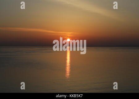 Lever du soleil vu de l'île de Chios en Grèce, en voyant la côte turque dans l'horizon Banque D'Images