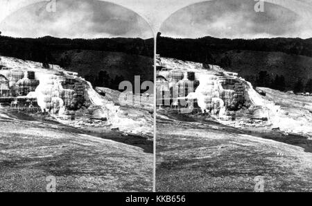 Un stéréogramme de la hot springs, sur la rivière Gardner dans la basse bassins, Parc National de Yellowstone, Wyoming, 1871. Image reproduite avec l'USGS. Banque D'Images