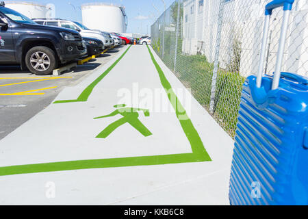 Auckland, Nouvelle-Zélande - 27 novembre, 2017 ; Green et Green man marche sur sentier montrant entre les terminaux domestiques et internationaux Banque D'Images