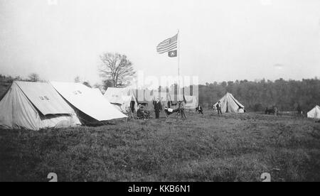 Les membres d'une équipe de cartographie topographique USGS peuvent être vus debout à l'extérieur de leurs tentes de camp de campagne. Image avec l'aimable autorisation de USGS. 1900. Banque D'Images