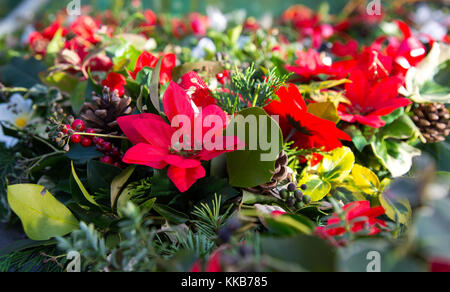 Gros plan des décorations florales de Noël mises en vente à l'encan annuel Mistletoe & Holly, Tenbury Wells, Worcestershire. Banque D'Images