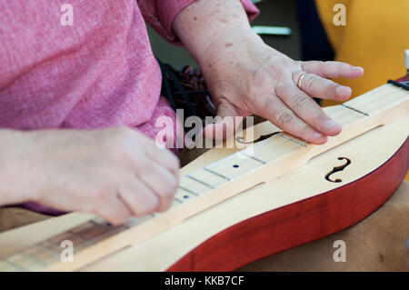 L'Italie, Lombardie, Crema, fête médiévale, femme vêtue de costume médiéval jouer Instruments Musique Luth Banque D'Images