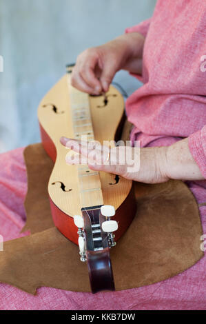 L'Italie, Lombardie, Crema, fête médiévale, femme vêtue de costume médiéval jouer Instruments Musique Luth Banque D'Images