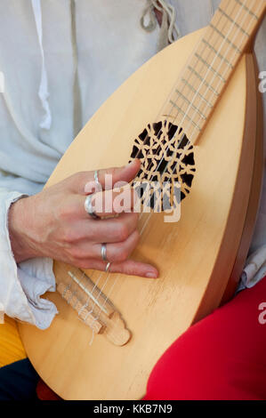 L'Italie, Lombardie, Crema, fête médiévale, des hommes habillés en costume médiéval jouer Instruments Musique Luth Banque D'Images