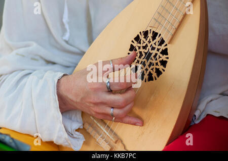 L'Italie, Lombardie, Crema, fête médiévale, des hommes habillés en costume médiéval jouer Instruments Musique Luth Banque D'Images