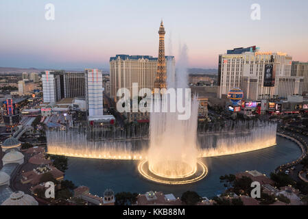 Vue sur les fontaines du Bellagio et une partie de la bande au crépuscule, Las Vegas, Nevada, USA Banque D'Images