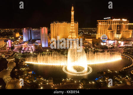 Vue sur les fontaines du Bellagio et une partie de la bande au soir, Las Vegas, Nevada, USA Banque D'Images