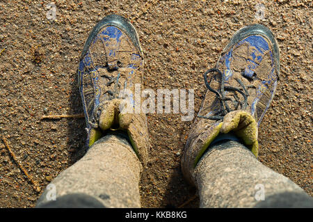 Close up of man's et des bottes de randonnée sur sentier dans les montagnes. Banque D'Images