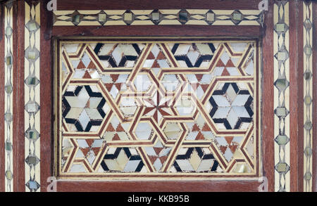 Gros plan du motif basé sur transparent arabesque hexagram (étoile de David) sur une ancienne table à thé en bois ancien Banque D'Images