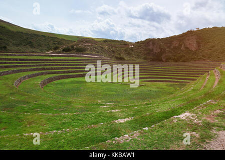 Les ruines inca antique vert paysage sur sunny day light Banque D'Images