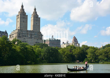 New York, NY - août 6 gondolier au lac dans Central Park le 6 août 2013 à New York, New York Central Park est le plus grand parc de la ville dans le monde Banque D'Images