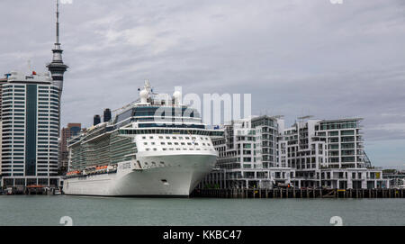 Bateau de croisière Celebrity Solstice dans le port d'Auckland vu depuis le ferry de Waiheke qui quitte Auckland. L'île Waiheke la plus peuplée et la deuxième-l Banque D'Images