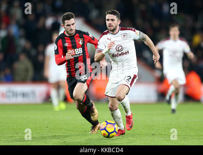 AFC Bournemouth's Lewis Cook (à gauche) et du Burnley Robbie Brady (à droite) bataille pour la balle durant le premier match de championnat à la vitalité Stadium, Bournemouth. Banque D'Images