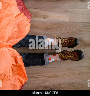 Pieds de Happy Socks. man est relaxant près de tente et réchauffe ses pieds dans happy socks. Banque D'Images