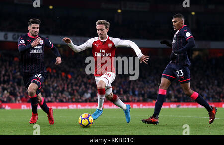 L'arsenal Nacho Monreal (centre) en action au cours de la Premier League match à l'Emirates Stadium, Londres. ASSOCIATION DE PRESSE Photo. Photo date : mercredi 29 novembre, 2017. Voir l'ACTIVITÉ DE SOCCER histoire d'Arsenal. Crédit photo doit se lire : Nigel Français/PA Wire. RESTRICTIONS : EDITORIAL N'utilisez que pas d'utilisation non autorisée avec l'audio, vidéo, données, listes de luminaire, club ou la Ligue de logos ou services 'live'. En ligne De-match utilisation limitée à 75 images, aucune émulation. Aucune utilisation de pari, de jeux ou d'un club ou la ligue/dvd publications Banque D'Images