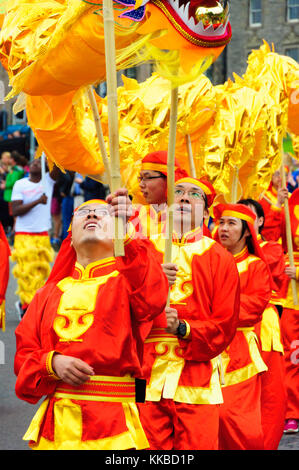 Interprètes masculins chinois dans le carnaval de l'Edinburgh Jazz and Blues Festival sur le monticule à Princes Street Banque D'Images