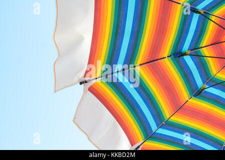 Parasols de plage avec des couleurs arc-en-ciel, ouvert pour protéger du soleil Banque D'Images