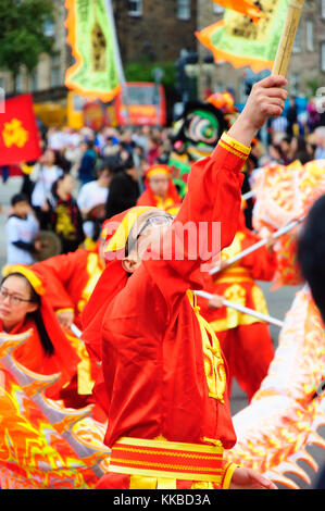 Interprètes masculins chinois dans le carnaval de l'Edinburgh Jazz and Blues Festival sur le monticule à Princes Street Banque D'Images