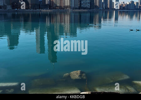 Réflexions d'horizon de Chicago sur une eau bleue dans le lac Michigan Banque D'Images