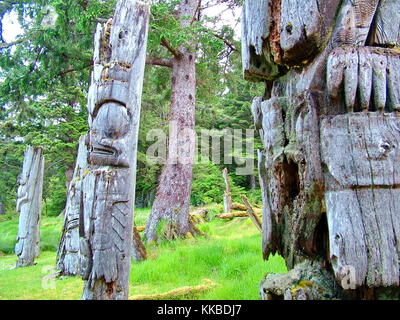 Mâts totémiques, Ninstints, Haida Gwaii, en Colombie-Britannique, Canada. Banque D'Images