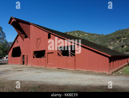 Vue de côté du pont couvert à Bridgeport South Yuba River en Californie, USA. Ce pont est le plus long de toute portée t0 couverts survivant Banque D'Images