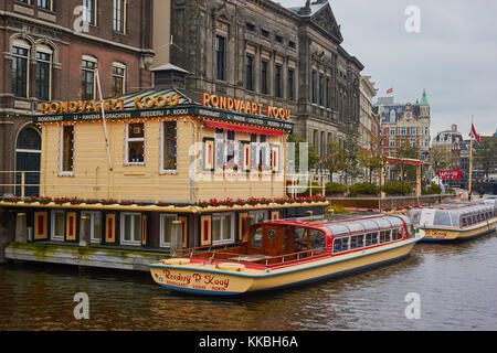 Bateaux de croisière canal touristique, Oude Turfmarkt, Amsterdam, Pays-Bas Banque D'Images