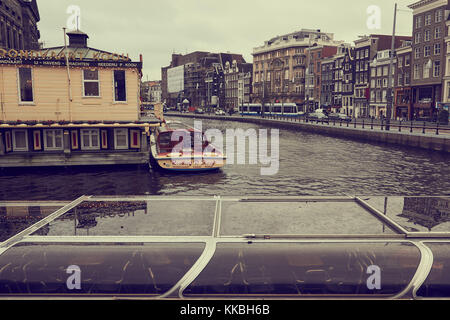 Bateaux de croisière canal touristique, Oude Turfmarkt, Amsterdam, Pays-Bas Banque D'Images