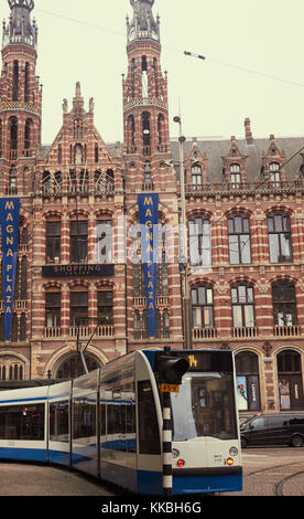 Néo-renaissance néo-gothique de l'ancien bureau de poste principal d'Amsterdam maintenant le Magna Plaza Shopping Centre, Amsterdam, Pays-Bas Banque D'Images