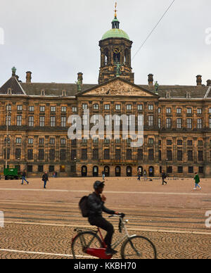 Traversée cycliste place du Dam en face du Palais Royal (1665) Amsterdam, Pays-Bas Banque D'Images